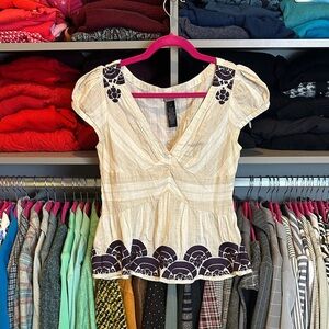 Lithe tan/white/aubergine cap sleeve side zipper smocked back top size 4